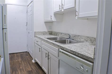 Franklin Square Apartments - Livonia, MI 48154 | ApartmentGuide.com