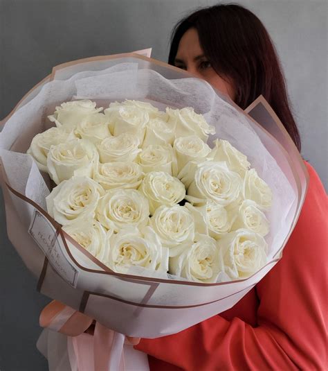 White Roses Bouquet: Playa Blanca roses – Luxe Flower Box
