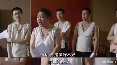 曝北京街头喷泉现搓澡大妈 自备搓澡工具(图)-搜狐新闻