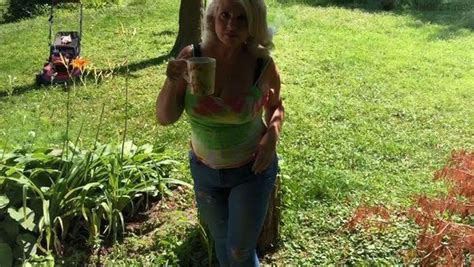 I fuck a granny on the lawn