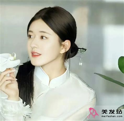 穿礼物配什么发型最新素材