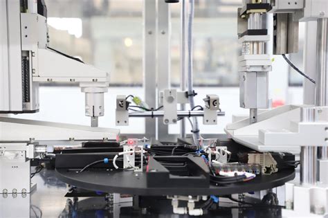 Industrial Robots Building Cars 的图像结果