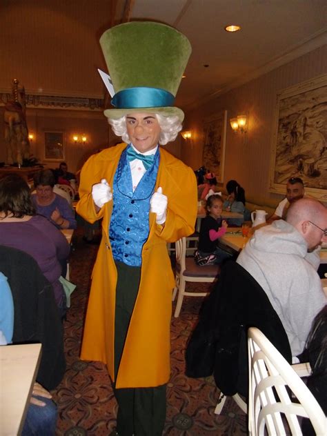 Unofficial Disney Character Hunting Guide: Dining with Character-1900 ...