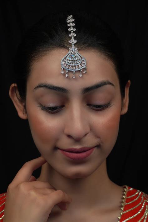 Maang Tikka for Wedding | Now Buy Latest Maang Tikka Online - Niscka