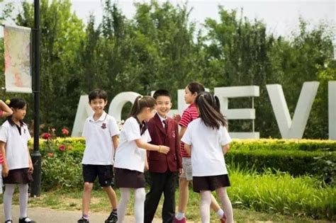 上海秩序最好的学校之一，全校小学生排长队放学，老师和校长在门口指挥着_腾讯视频