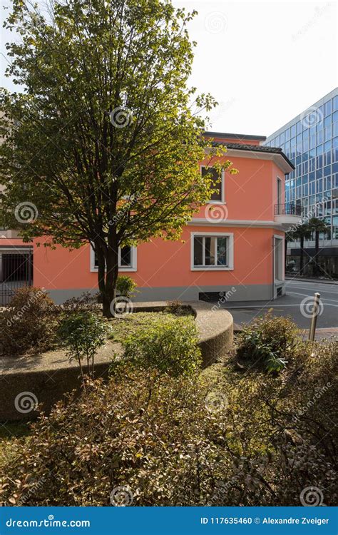 Red Commercial Complex 的图像结果