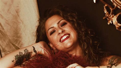 American Pickers’ Danielle Colby goes nearly nude while sunbathing on ...