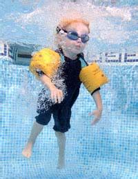 Child Swimming 的图像结果