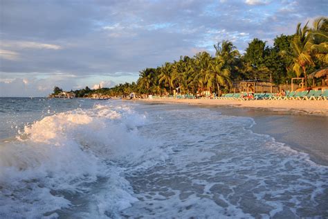 The beach life is the best life on Roatan Island in Honduras - Los ...