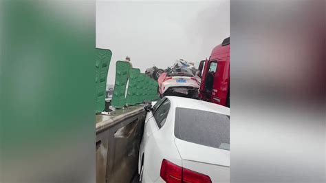 湖南迎来雨雪天气，道路结冰致高速22车相撞，已造成5死18伤_行车