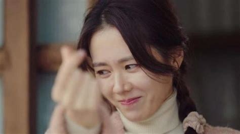 Finger hearts: How Korean mini-heart gesture became global love language