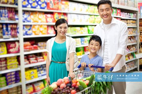 一家人在超市购物-蓝牛仔影像-中国原创广告影像素材