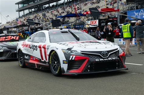 NASCAR vs. IndyCar: speed, spectacle and sponsorships