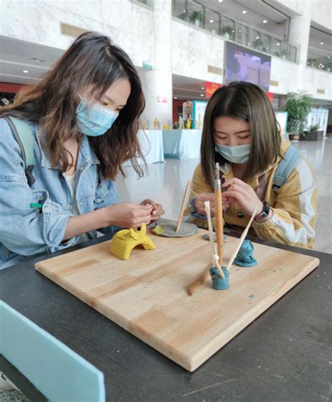 沧州师范学院“七色之蕴”文化艺术节蓝馆教育活动——美术学院“重温辉煌史，陶艺塑英雄”手工陶艺活动进行中！-美术学院_沧州师范学院