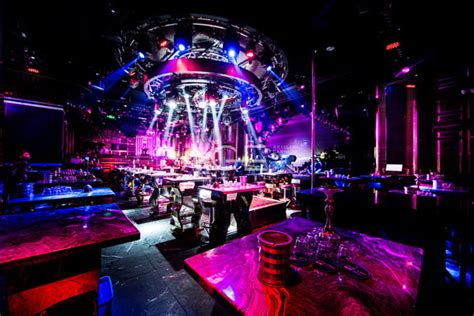 很嗨的酒吧夜场聚会与DJ高清图片下载-正版图片500530499-摄图网