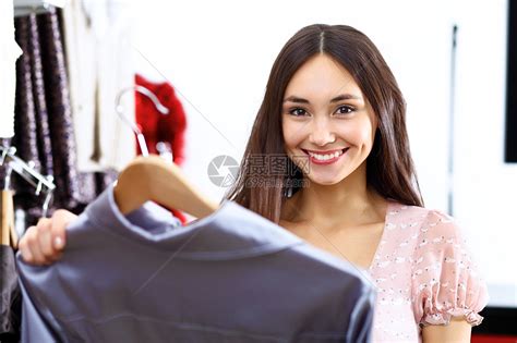 商店里买衣服的轻女人的肖像高清图片下载-正版图片300226808-摄图网