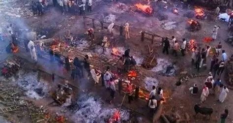 印度德里火葬场超载，新冠死者被露天架起柴火焚化|德里|新冠肺炎_新浪新闻