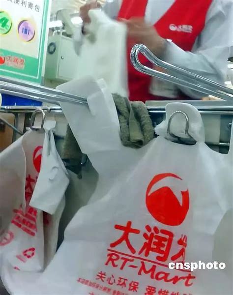“限塑令”实施10年塑料袋消耗不减反增 谁的锅?|塑料袋|菜店_新浪新闻