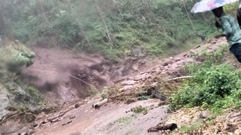 Landslide in Munnar, hits traveller carrying tourists - KERALA ...