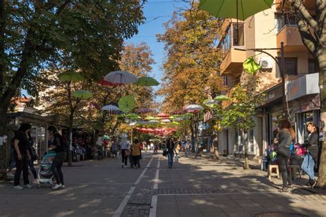 Βραδινά φώτα στον πεζόδρομο της Καρδίτσης