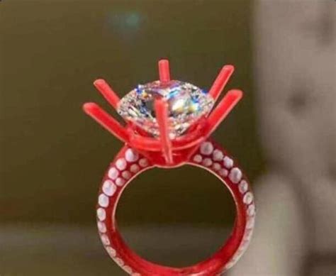 向佐求婚戒指被扒，曝出是卡地亚顶级钻戒，结果向太出来“打假”