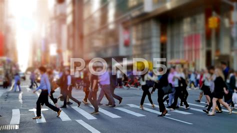 Business Person Walking 的图像结果