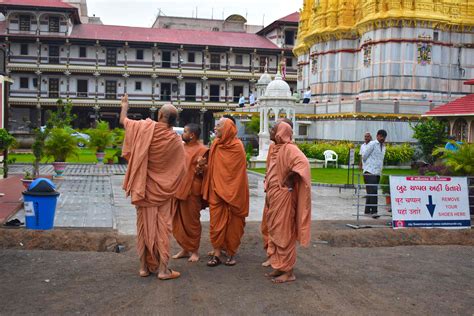 Pu. Gurumaharaj engrossed in Darshan of Shree Harikrushna Maharaj at ...