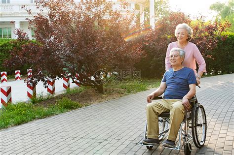 老年人推着坐轮椅的老伴高清图片下载-正版图片507652173-摄图网