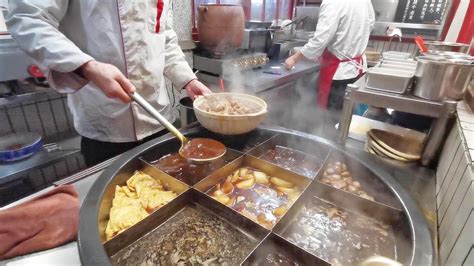 武汉大叔1米大锅炖牛杂，88元一锅满满全是肉，配卤味吃，真带劲 - YouTube