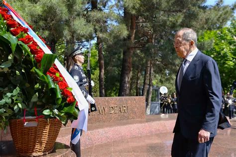 Глава МИД РФ отметил отсутствие надписи на русском языке у мемориала в ...
