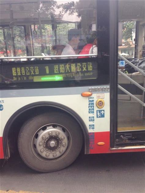 成都男子公车上对女子做出猥亵行为 众乘客声讨(图)_大成网_腾讯网