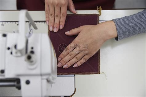 在制作手提包的女缝纫工高清图片下载-正版图片502068105-摄图网