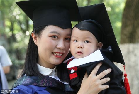 10位硕士妈妈迎毕业 带孩子见证毕业典礼-七考网
