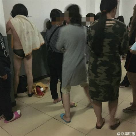 前途尽毁！武汉某大学大一新生迎新晚会上，多次偷拍女生裙底被开除 - 知乎