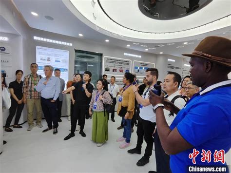 十余国外宾参访山东青岛了解中国海洋生态环境治理“新范式”_山东_新闻_华人头条