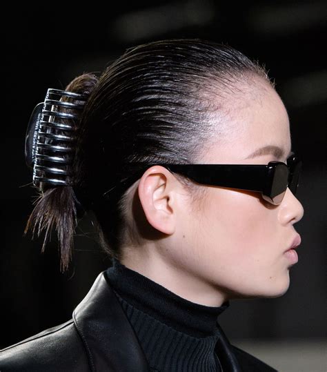 Fashion Girls Keep Wearing This Super-'90s Hair Accessory and I Have ...