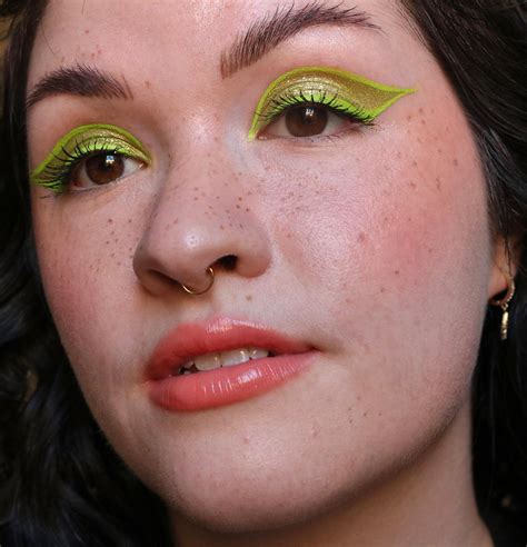 Green and red eyeshadow online