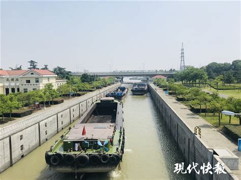 江西南昌：赣江水位持续走低 大片河床显露_中新网江西新闻