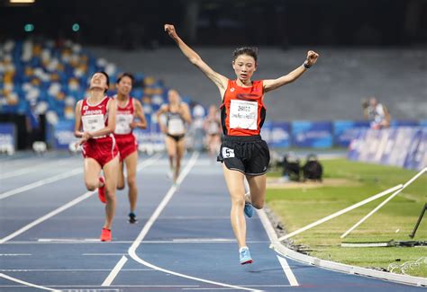 田径——女子10000米：中国选手张德顺夺冠_新华社