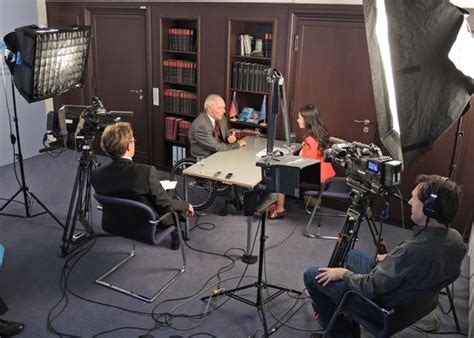 Front Camera Interview Shot 的图像结果