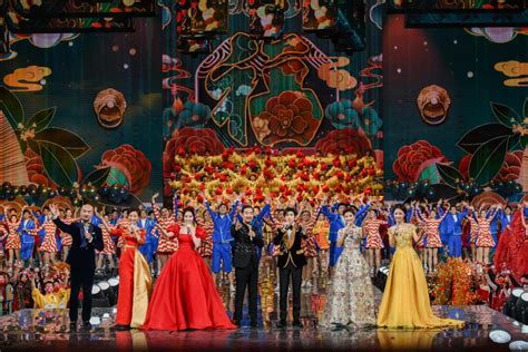 北京台春晚继续“合家欢”，上百位节目主持人同台表演《不忘初心》_京报网