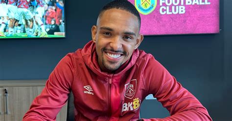 Vitinho renova contrato com o Burnley