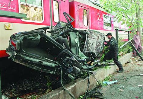 英国汽车横穿铁轨撞上火车 被抛掷数百米远(图)-搜狐新闻