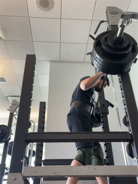 Squat 465 lbs/211 kg @208 lbs/95 kg bodyweight. Despite me yelling ...