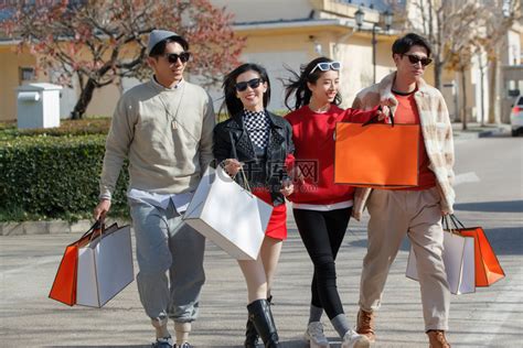 青年女人们一起逛街购物高清摄影大图-千库网