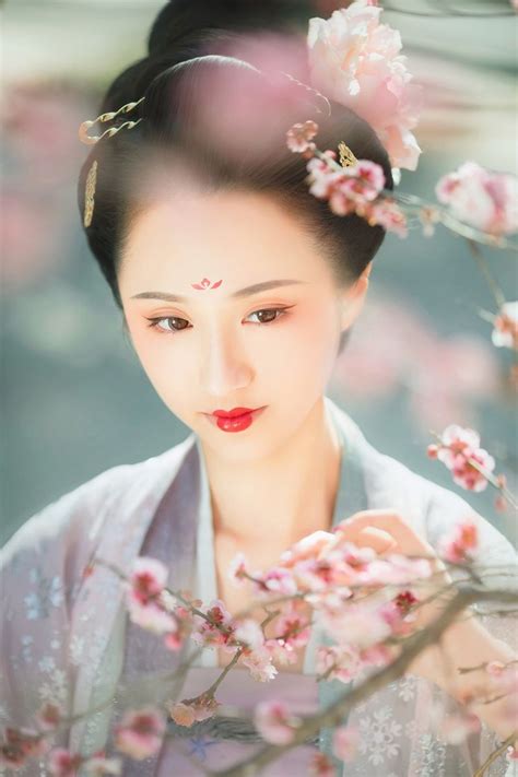 梅妃 · 一斛珠_人像_颇可,梅妃,梅花,江采萍 | Female portrait, Chinese traditional clothes ...