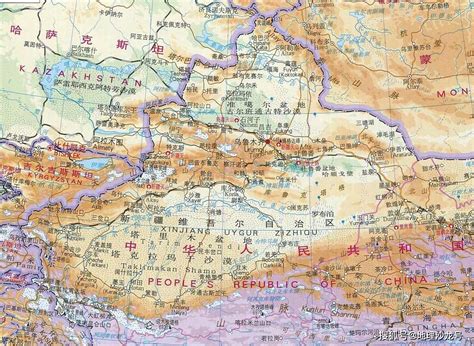 我国地形中常说的“三山夹两盆”，指的是哪两个盆地？_新疆维吾尔