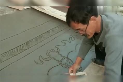 泥水匠水泥混凝土工人粉刷地板高清摄影大图-千库网