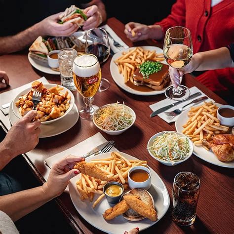 St-Hubert Saint-Eustache Restaurant & Bar | Dining Room | Takeout ...
