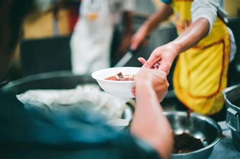 Alles über White Saviorism: Fernsehlotterie informiert